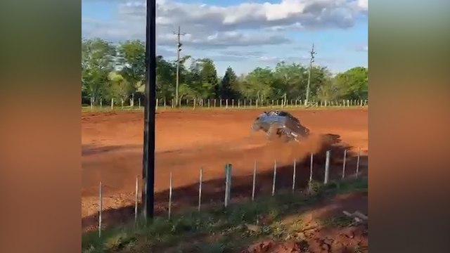 Vídeo: Caminhonete tomba em pista de rodeio após manobra de risco; ocupantes ficam feridos