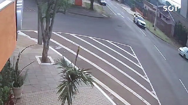 Câmera de segurança registra colisão seguida de capotamento no Bairro Coqueiral, em Cascavel