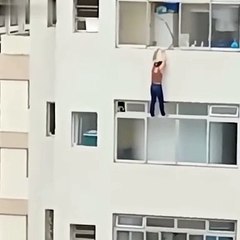 Mulher se pendura em janela após escorregar durante limpeza