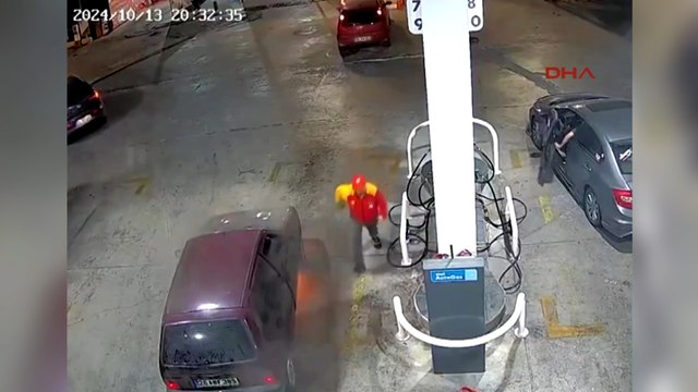 Otomobil, akaryakıt istasyonunda alev aldı; o anlar kamerada