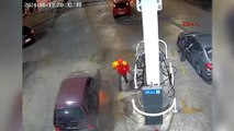 Otomobil, akaryakıt istasyonunda alev aldı; o anlar kamerada