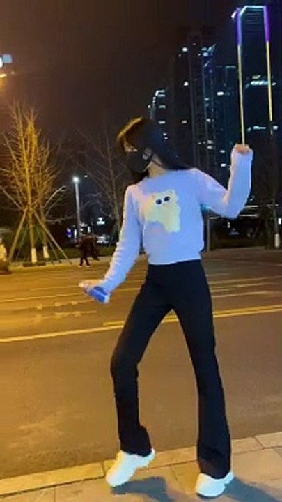 我以为我不抽烟 不喝酒 不会打麻将 不去酒吧