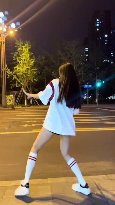 我愿不远万里，跨越山海，也会风雨兼程，途径日暮不赏.