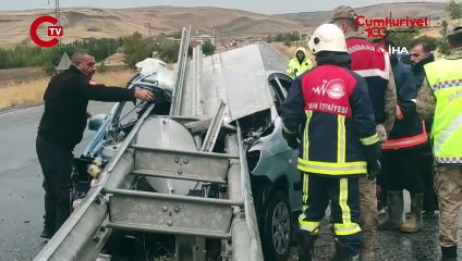 Sürücü, bariyere saplanan otomobilden sağ çıktı