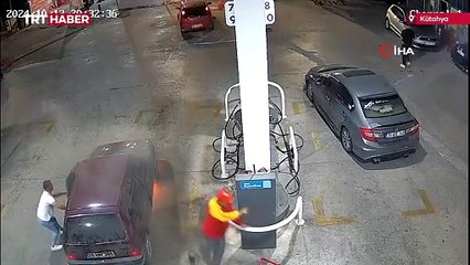 Akaryakıt istasyonunda otomobil bir anda alev aldı