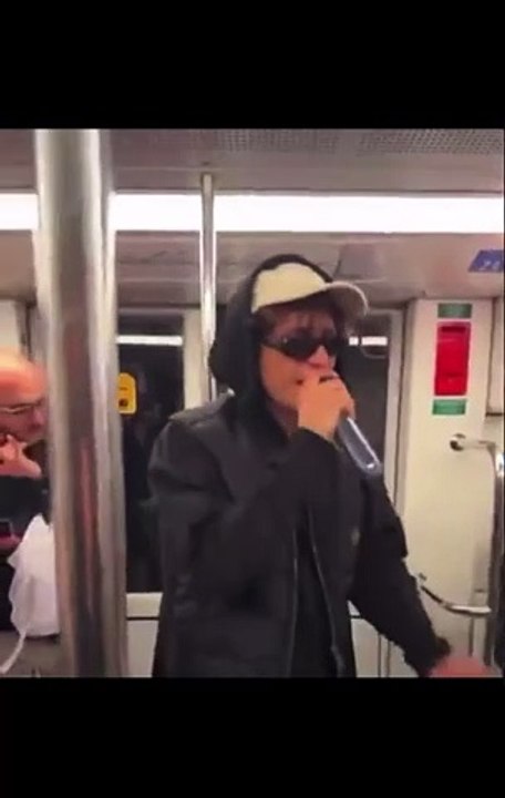 Tananai in incognito canta in metro 'Tango' in napoletano