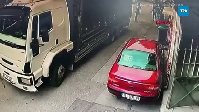 Hareket eden kamyonunu peşinden koşup durdurdu; o anlar kamerada