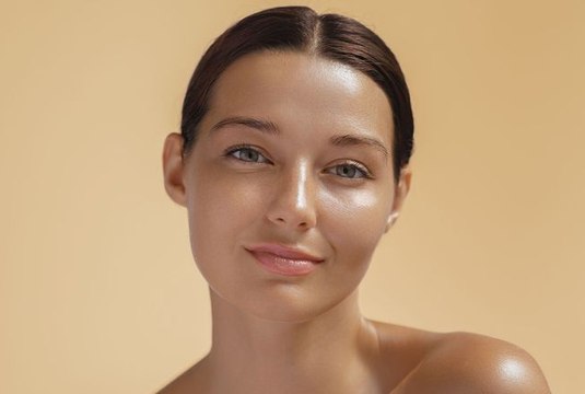 Adieu, teint pâle : on raffole de cette poudre de soleil hybride qui imite le bronzage à merveille