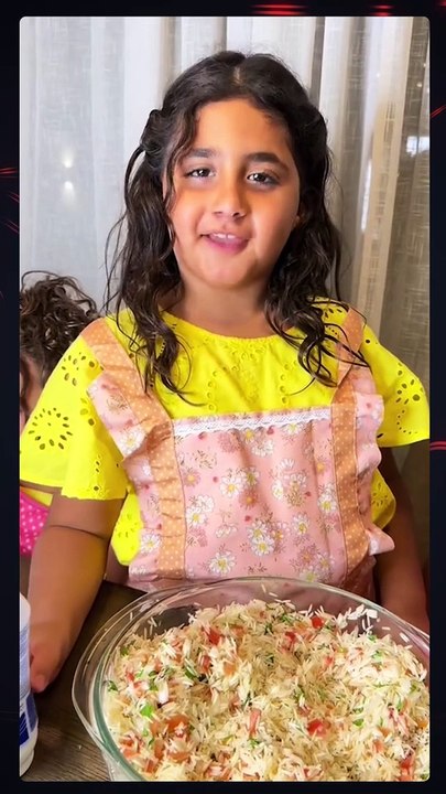 بنات الدكتورة خلود يسوّن ورق عنب