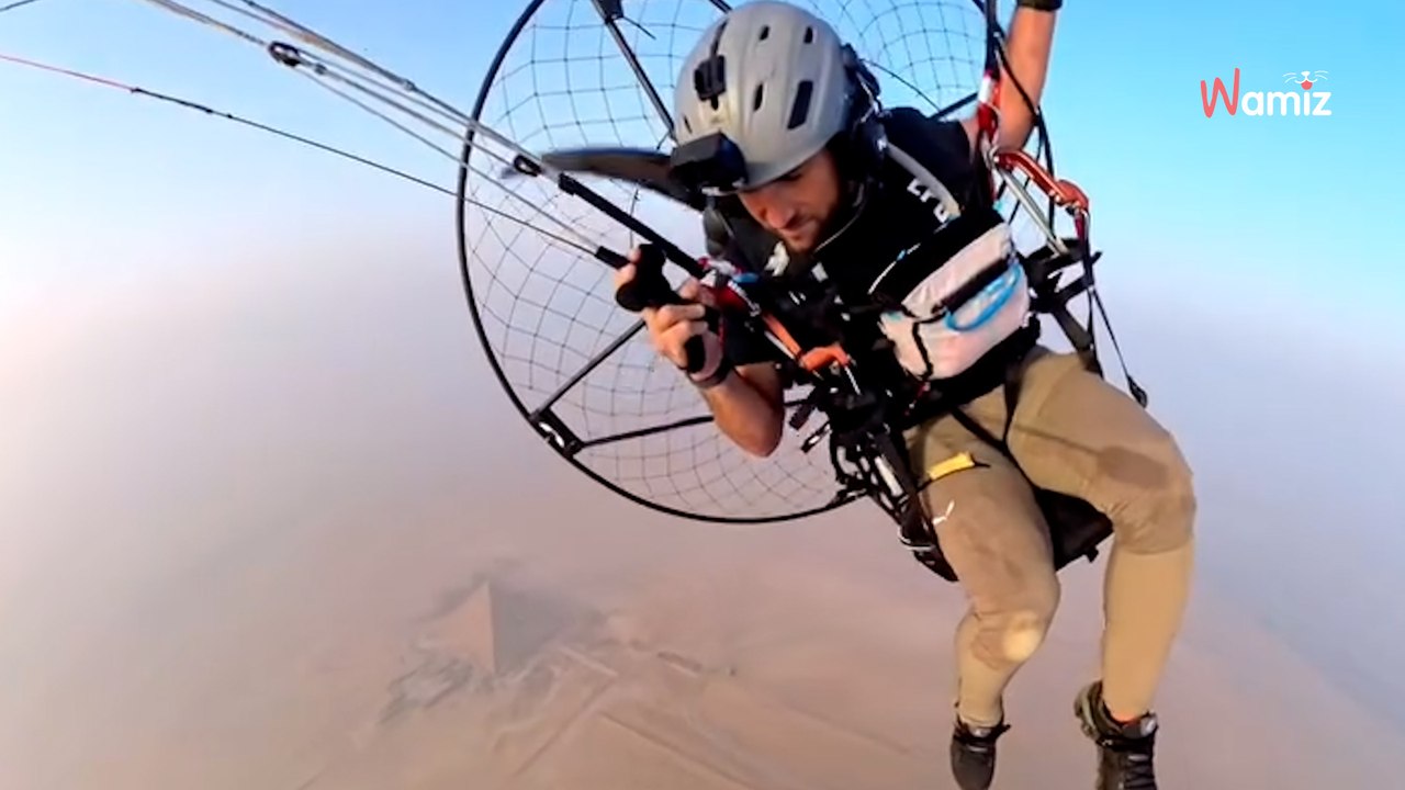 Paracaidista sobrevuela la Gran Pirámide de Egipto: algo se mueve en la cima (Vídeo)