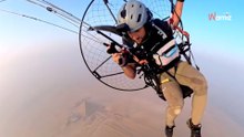 Paracaidista sobrevuela la Gran Pirámide de Egipto: algo se mueve en la cima (Vídeo)