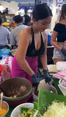 Hardworking & Famous Lady Chef Cooks Papaya Salad Som Tam