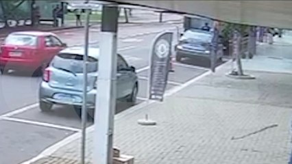 Nasceu de novo! Vídeo mostra trabalhador caindo na rua e sendo atropelado por carro