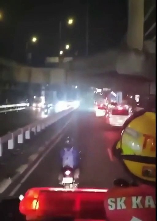 Elle refuse de laisser passer l'ambulance...