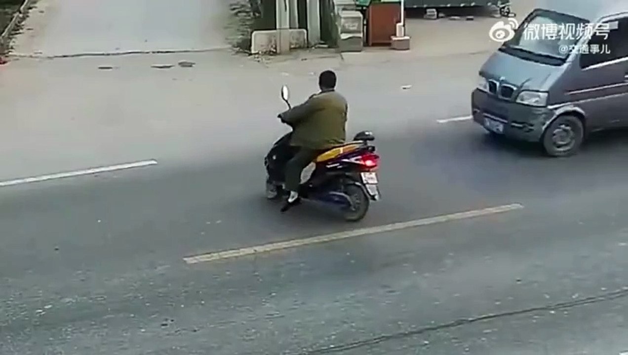 Ce motard va avoir beaucoup de chance... son scooter beaucoup moins