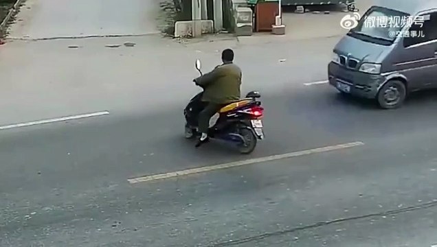 Ce motard va avoir beaucoup de chance... son scooter beaucoup moins
