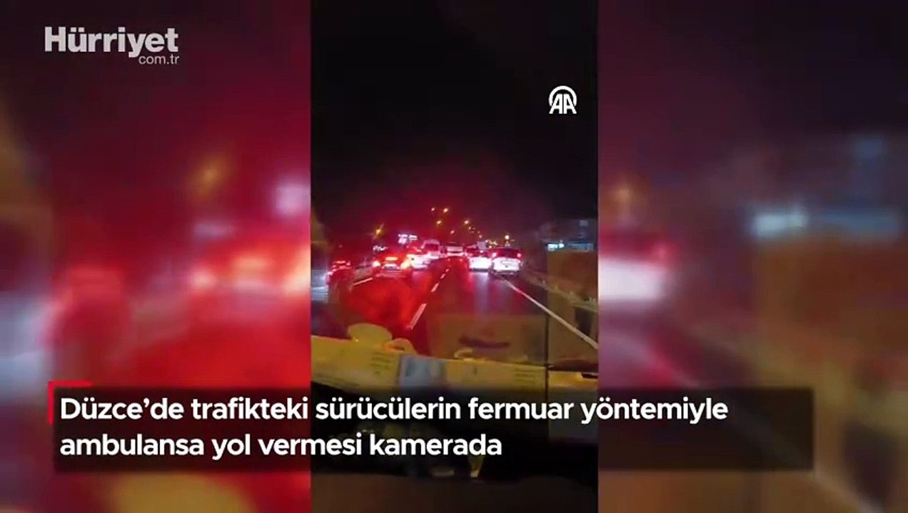 Görüntüler Düzce'den... Sürücüler fermuar yöntemiyle ambulansa yol verdi
