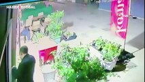 Tatlıcı dükkanına silahlı saldırı: O anlar kamerada