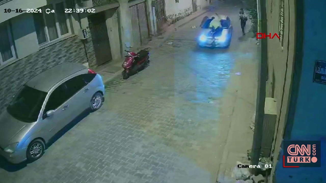 Kendisini durdurmaya çalışan polisi, aracının kaputunda götürdü | Video Haber