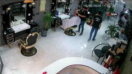 Kuaförde deprem paniği: Makasları bırakıp kaçtılar!