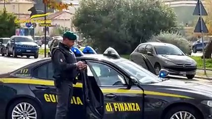 La Finanza nel quartiere popolare: giovani controllati sotto casa