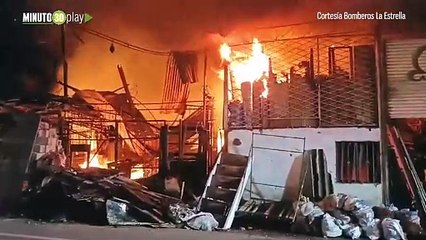 Download Video: Fuerte incendio acabó con un negocio en la variante a Caldas, hubo millonarias pérdidas