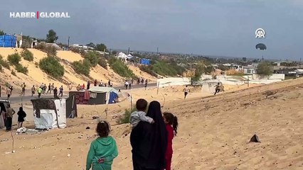 Gazze Şeridi'nin güneyine havadan paraşütle insani yardım indirildi