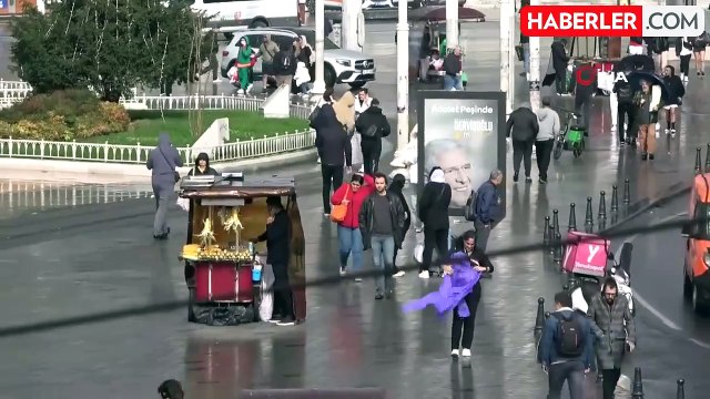 Taksim'de Aniden Bastıran Yağmur Zor Anlar Yaşattı