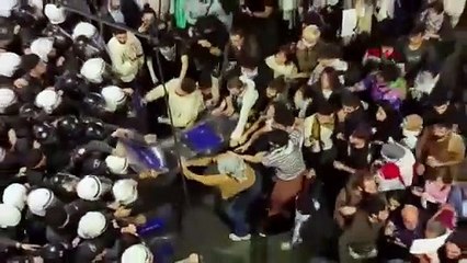 İstanbul- Beyoğlu'nda izinsiz yürüyüş arbedesi: 14 polis yaralandı,18 gözaltı