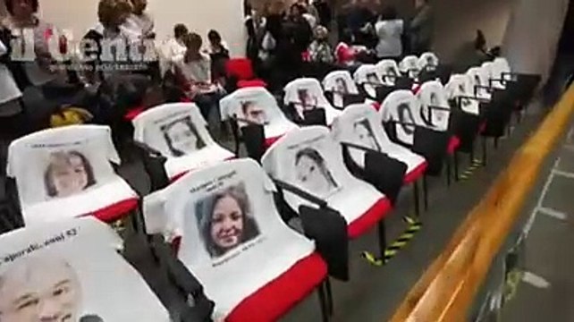Rigopiano, inizia l'udienza. E le prime due file nell'aula sono occupate dalle magliette con i volti delle vittime
