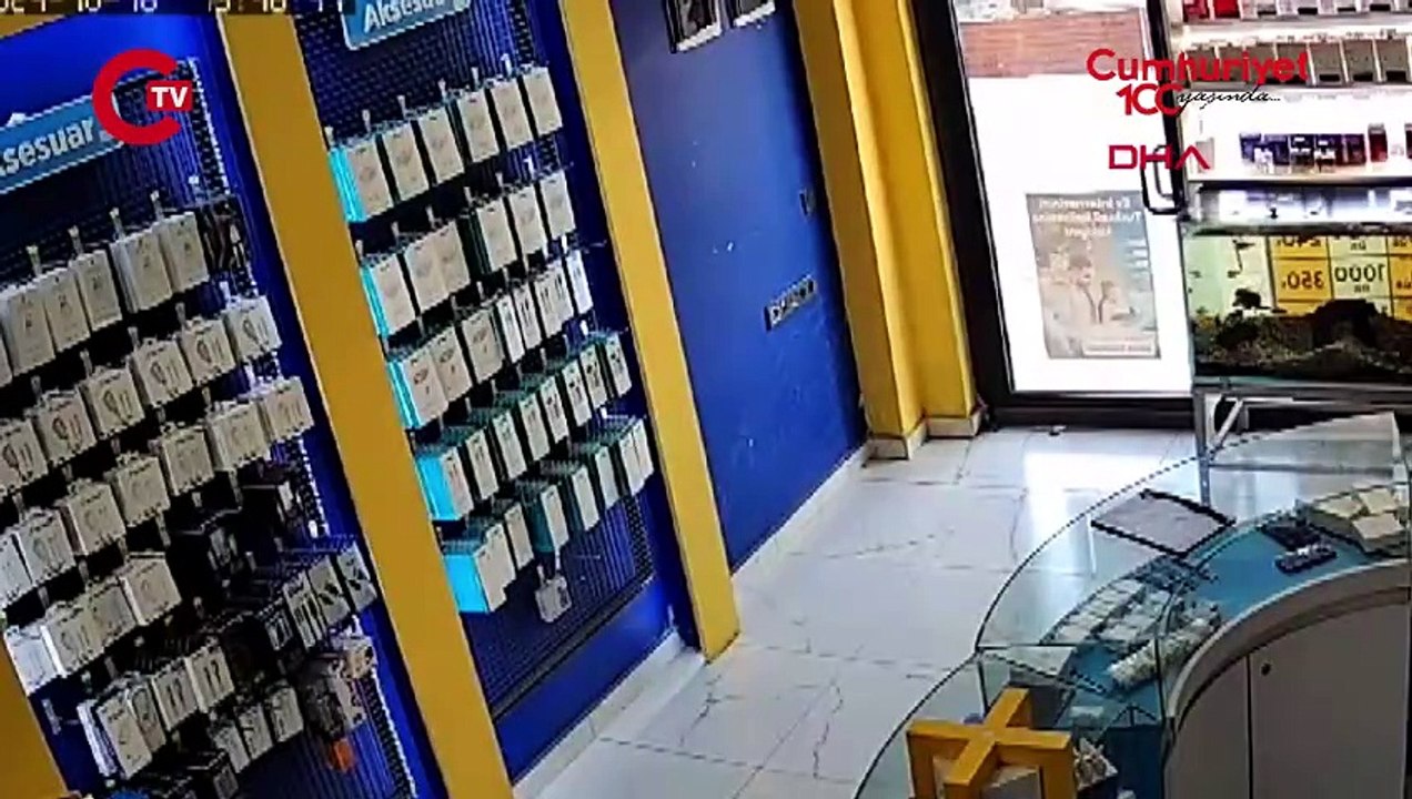5.9'luk depremin panik anları kamerada