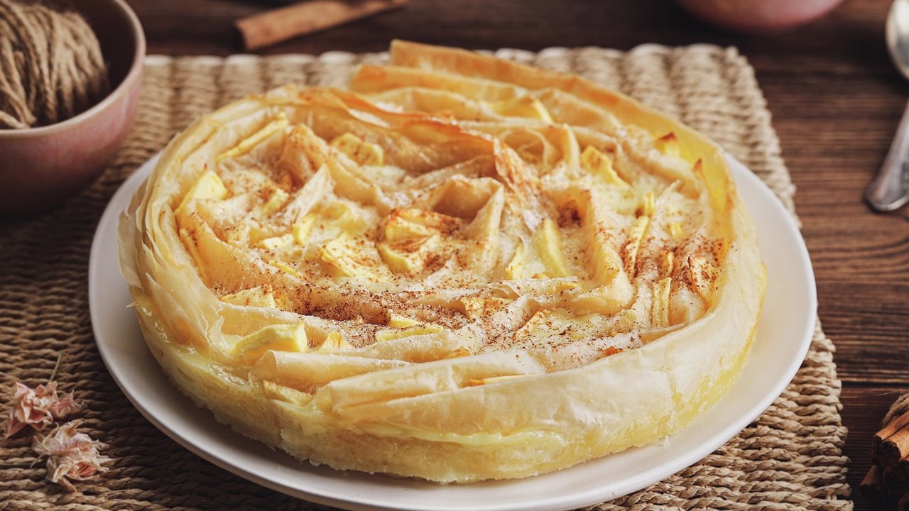 Tarta de masa filo con crema y manzana - Cocina Fácil