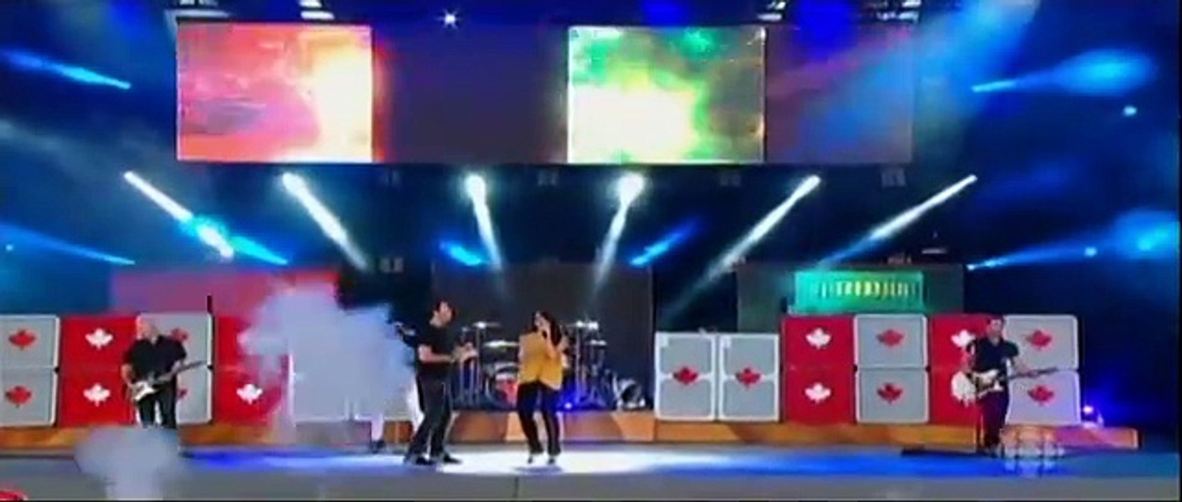 Simple Plan et Marie-Mai chantent leur tube "Jet Lag" en live