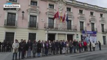 El minuto de silencio de taxistas y ciudadanos de Alcalá de Henares por su vecino, Isidro de las Heras