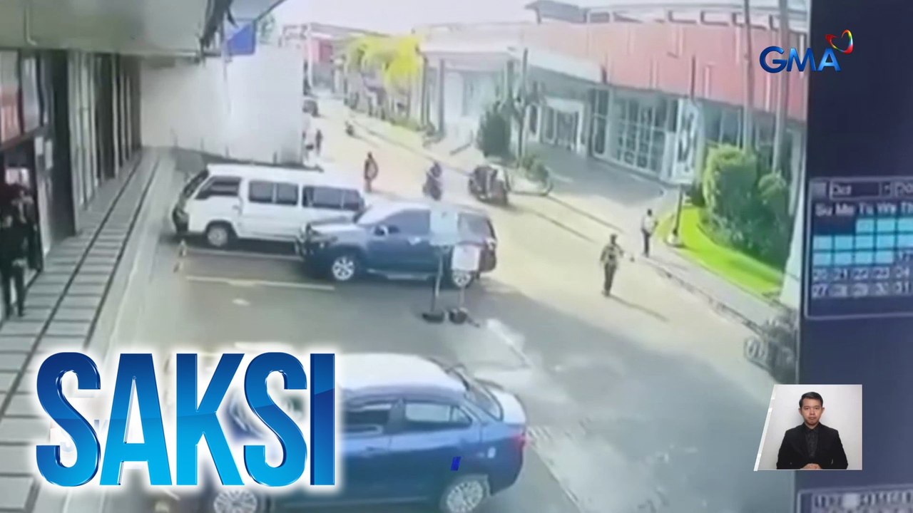 Guard na umaalalay sa paalis na sasakyan sa parking lot, nasapul ng jeepney | Saksi