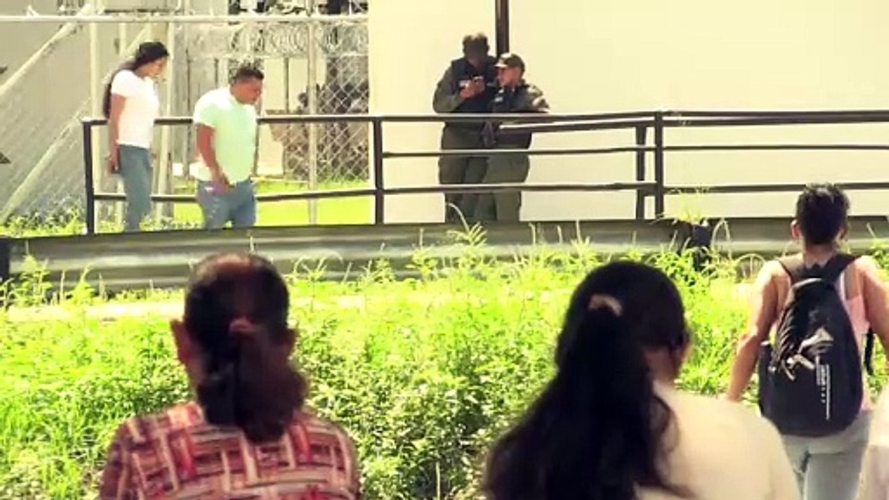Familiares de manifestantes detenidos en Venezuela exigen su libertad frente a prisión