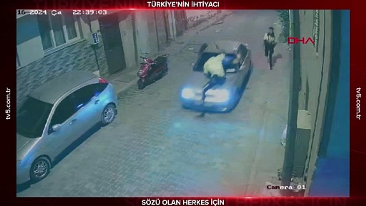 Yer İzmir Dur ihtarına uymadı, denetimdeki polisi kaputunda sürükledi
