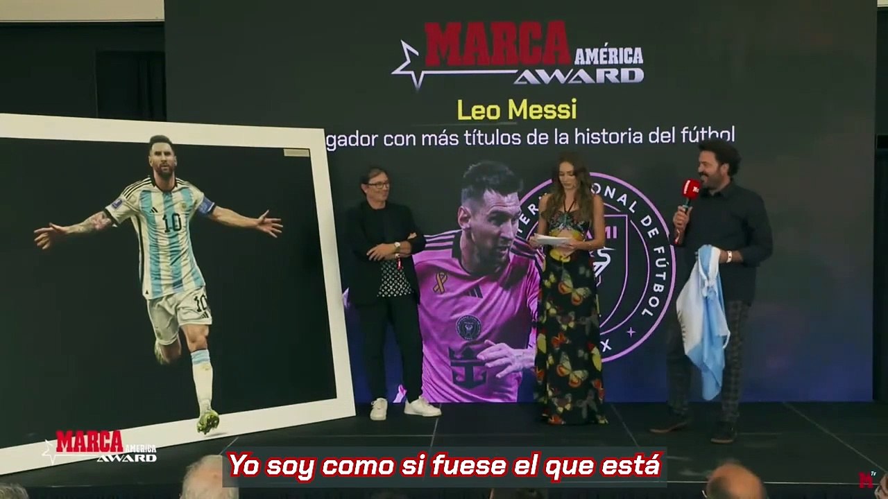 Messi se conmueve al recibir un cuadro en su honor, como reconocimiento a su carrera
