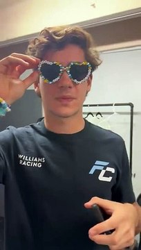 Colapinto y la gorra de Bizarrap en el podio