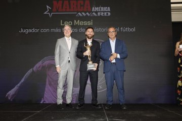 Lionel Messi recibe el premio al ser el jugador más ganado de la historia