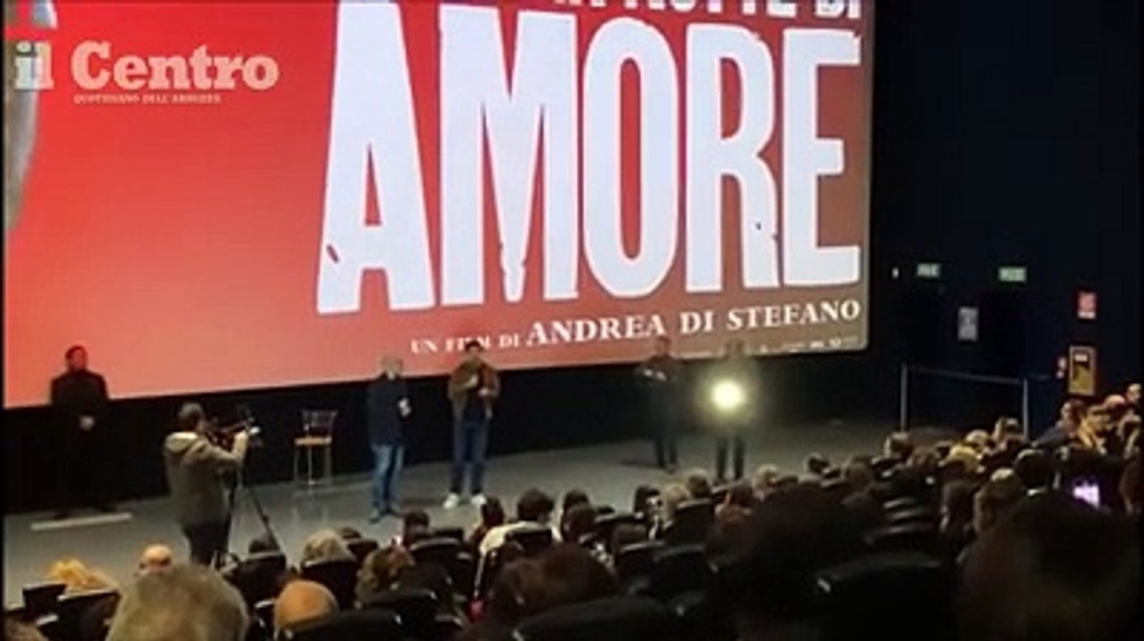 Favino a Pescara: il cinema italiano, l'amatriciana, il pubblico che grida "sei immenso" e il maxi selfie finale