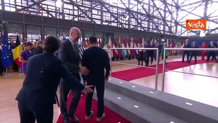 Giorgia Meloni e il premier irlandese Taoiseach ridono tra loro arrivando al Consiglio Ue