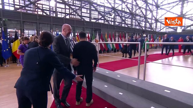 Giorgia Meloni e il premier irlandese Taoiseach ridono tra loro arrivando al Consiglio Ue