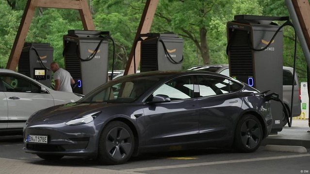 شحن السيارات الكهربائية: العقبات والتطورات