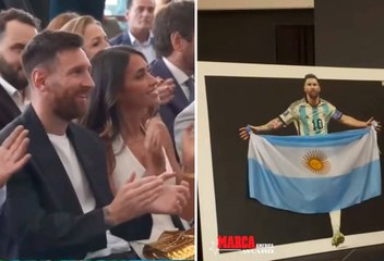 Messi y una conmovedora sonrisa al recibir un cuadro en su honor, como reconocimiento a su carrera