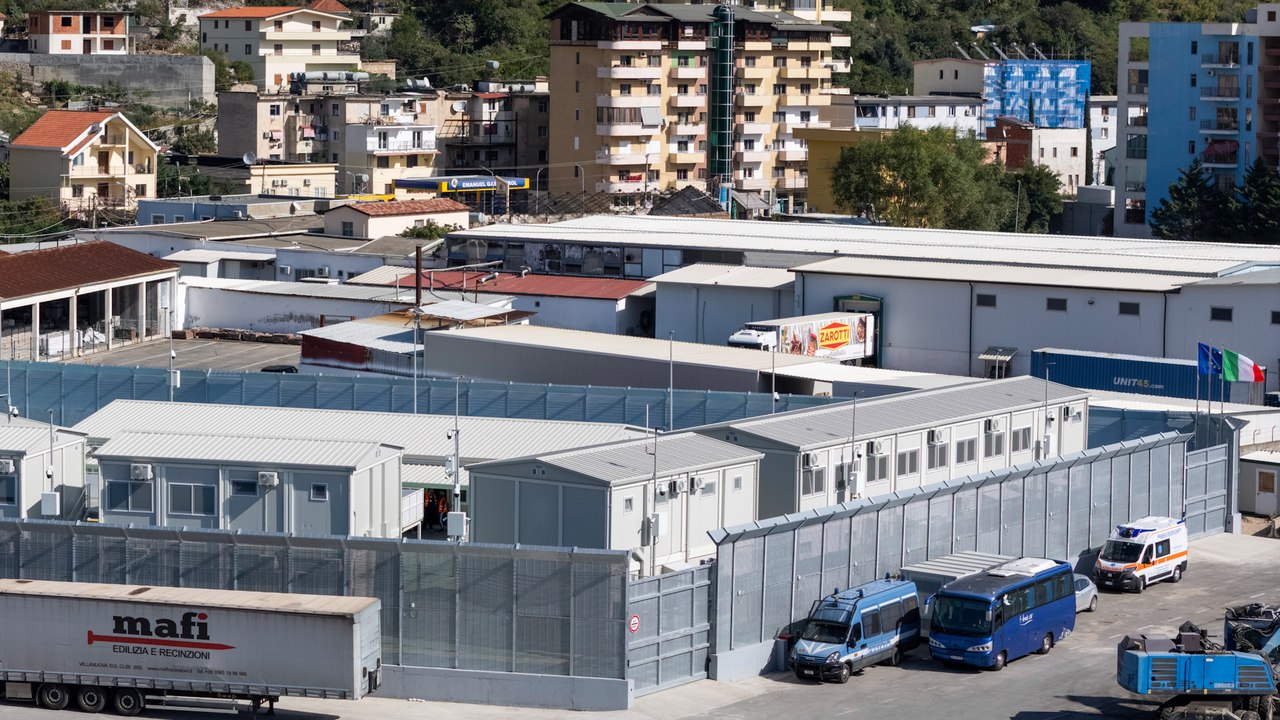 Los primeros errores y un coste de 1.000 millones comprometen el plan de Meloni en Albania