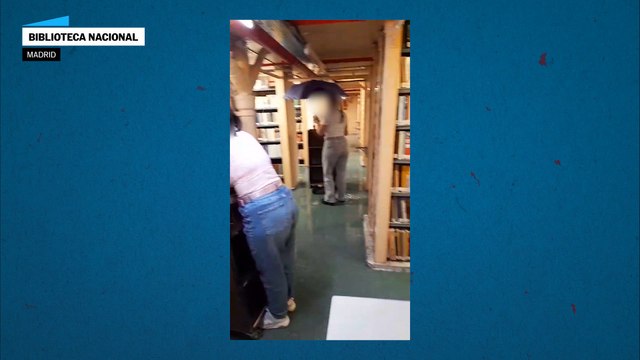 Empleados de una biblioteca nacional trasladan libros y muebles tras la inundación de un almacén