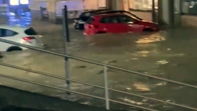 Nubifragio a Siena, fiume in piena in via Massetana Romana, l'acqua travolge tutto