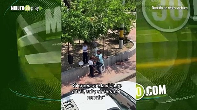 ¡Una guerrera! Mujer trabaja limpiando vidrios en un semáforo y fue grabada alistando sus hijos para el colegio