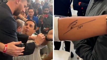 Messi firma un autógrafo en el brazo a un fan... ¡y minutos después se lo tatúa!